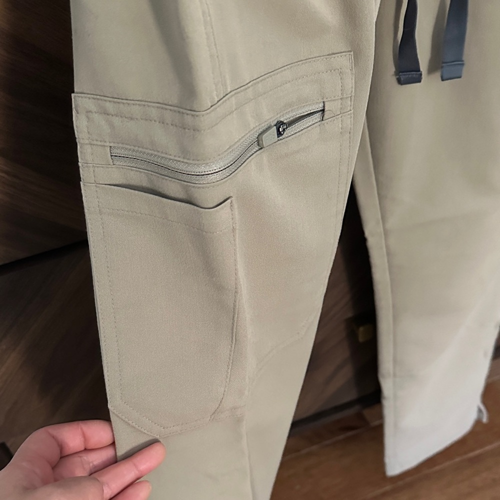 Figs Women’s Beige Scrub Pants (XS) - Picture 3 of 6